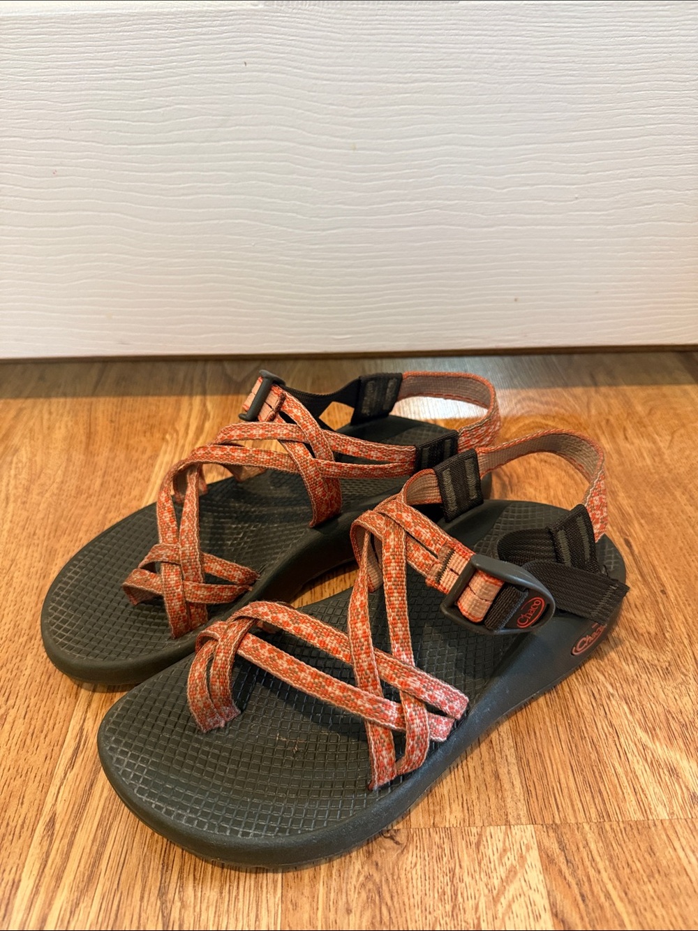 Women’s Chaco Size 7 Coral/orange Sandals